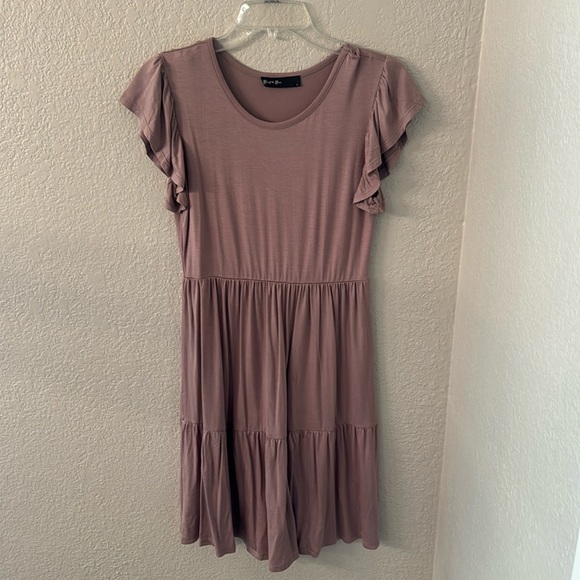 Adorable tier dress with flutter sleeves - must have!!! - Picture 1 of 3